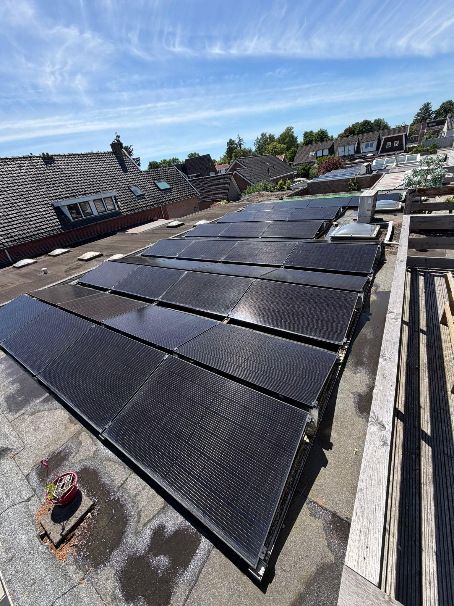 Zonnepanelen op een schuin dak voor professionele reiniging