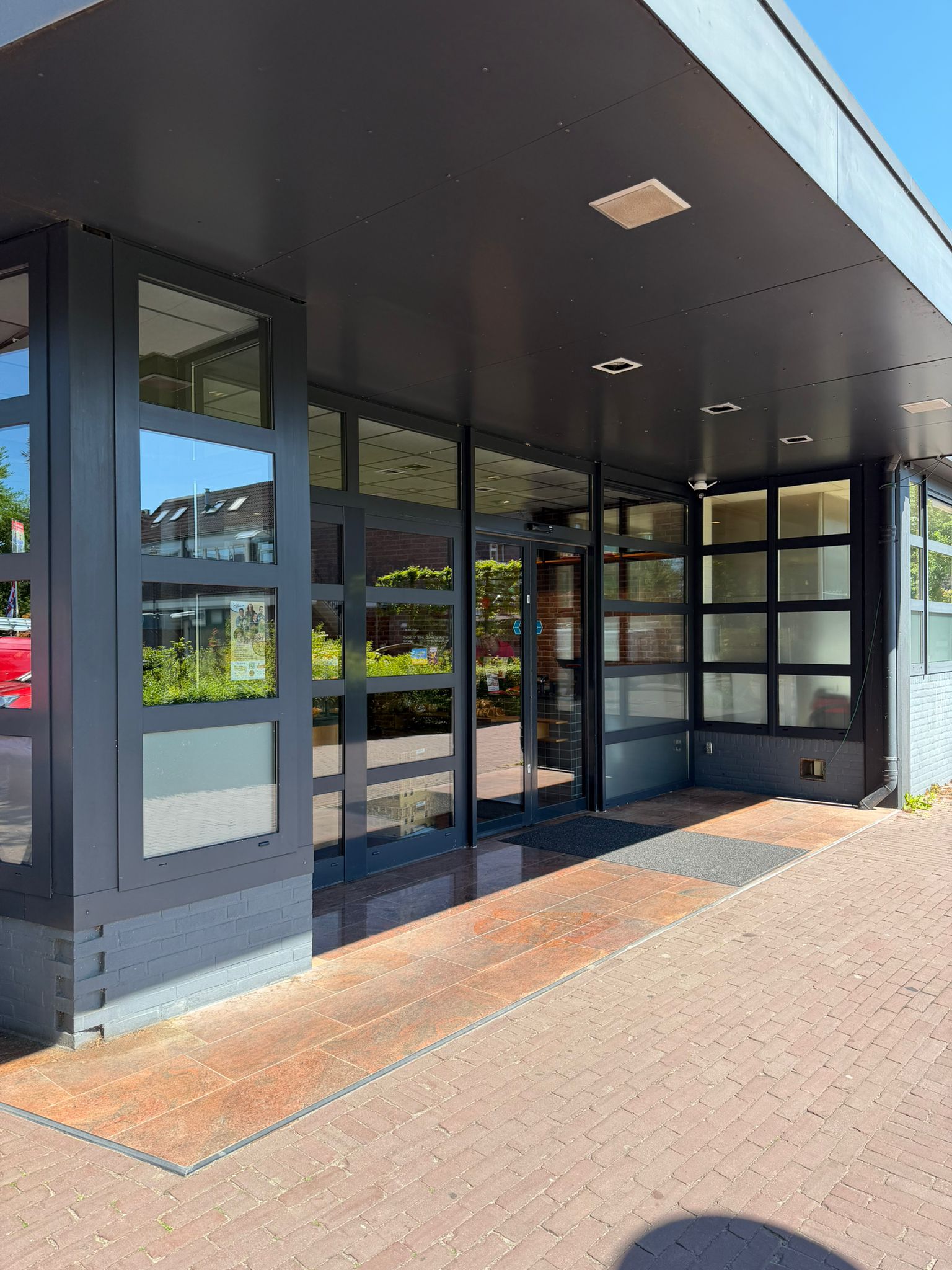 Voorgevel van een woning met parkeerplaats